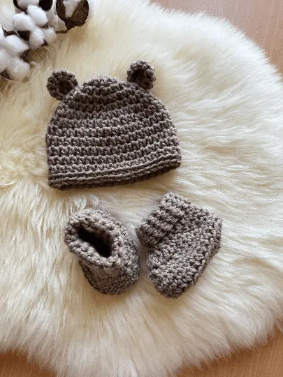 Crochet baby bear beanie and booties | 0-3 months baby gift | newborn gift | baby shower | photography